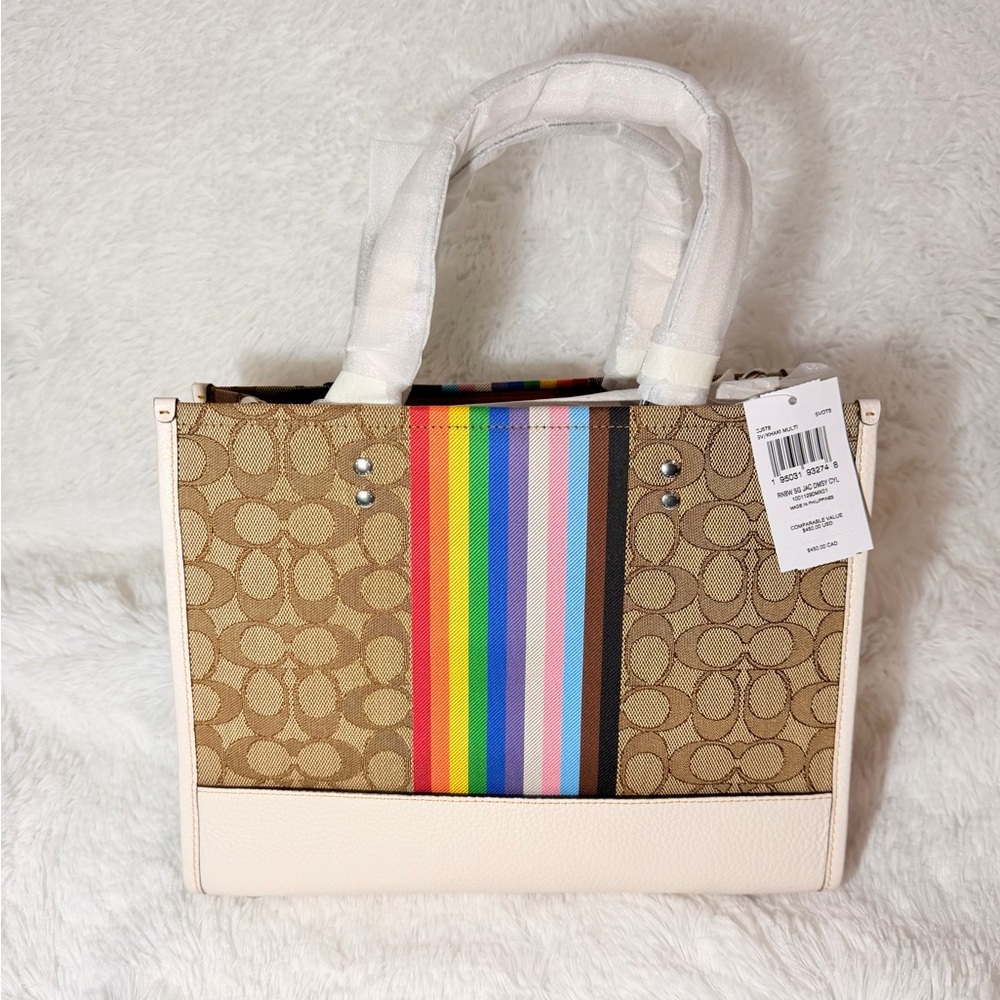 COACH DEMPSEY TOTE 22
IN SIGNATURE JACQUARD WITH RAINBOW STRIPE + LG WRISTLET - Picture 4 of 9